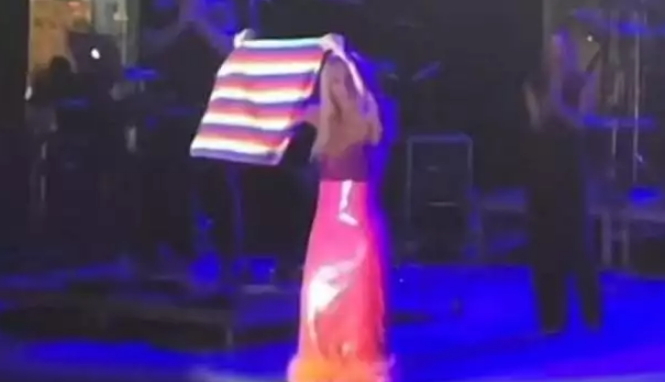 Gülşen, konserinde LGBT bayrağı açarak destek istedi. Destekliyor musunuz?