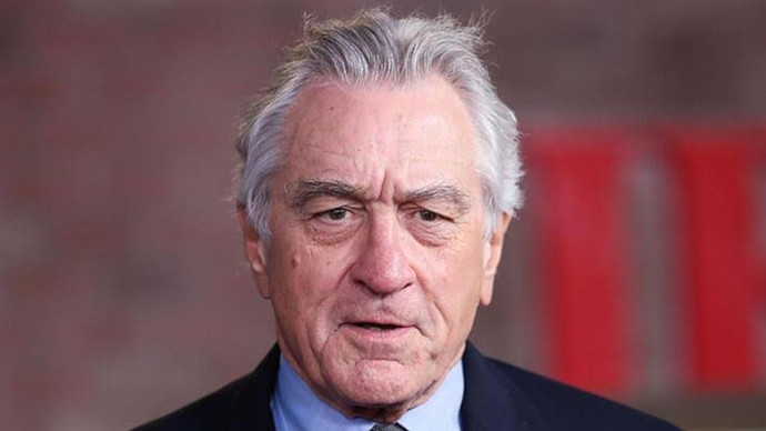 Ünlü oyuncu Robert De Niro.Hiç Türk filmi izlemedim. De Niroya hangi Türk filmini önerirsiniz?