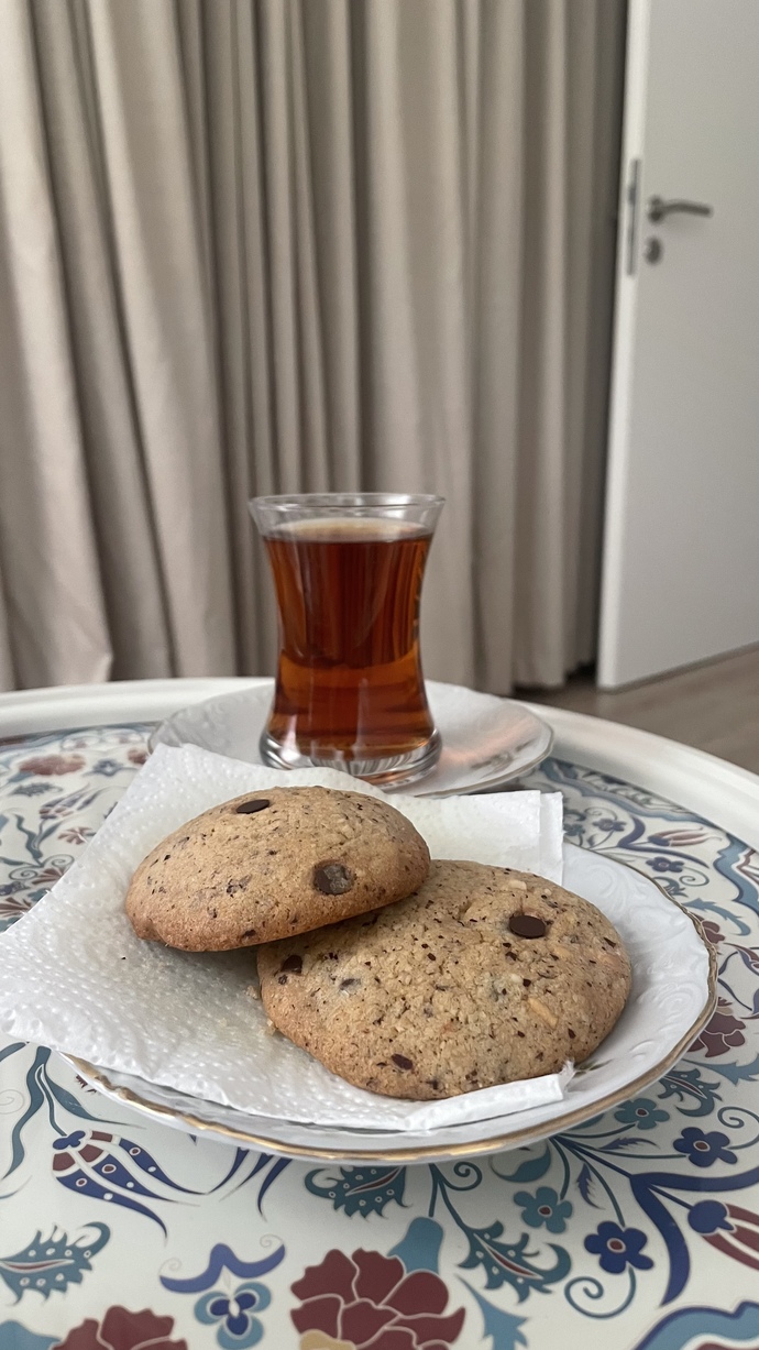 çay ve cookie eşliğinde eskilerden “Beyaz Gelincik” dizini izliyorum
