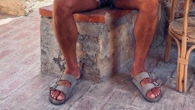 Parmak arası terlik mi, normal terlik mi?