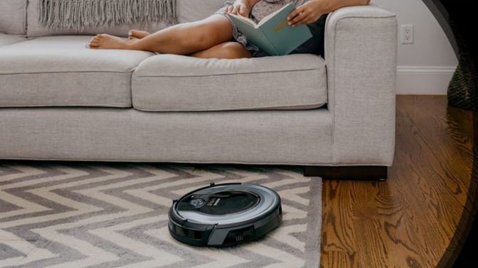 Anneanneme robot süpürge aldım ama "tembel işi" dedi. Robot süpürge kullanan tembel midir?
