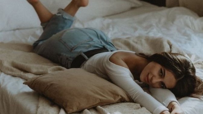 Evdeyken yatakta mı vakit çekirmeyi seversin yoksa koltukta mı?