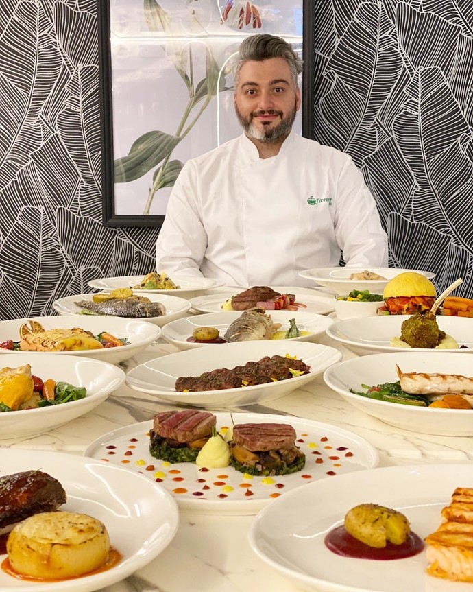 Buonasera 🙋🏻‍♂️ Evet ışık var mı, yemekler nasıl görünüyor?