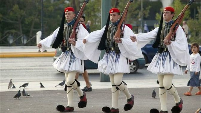 Yunan askerleri etek giyiyormuş, ne düşünüyorsunuz?