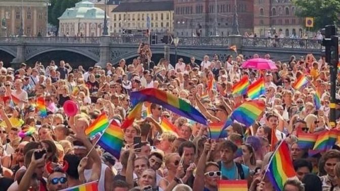 LGBT bireylerine saygı duyuyor musunuz? Sizce ülkemizde eşcinsel evlilik yasal olmalı mı?