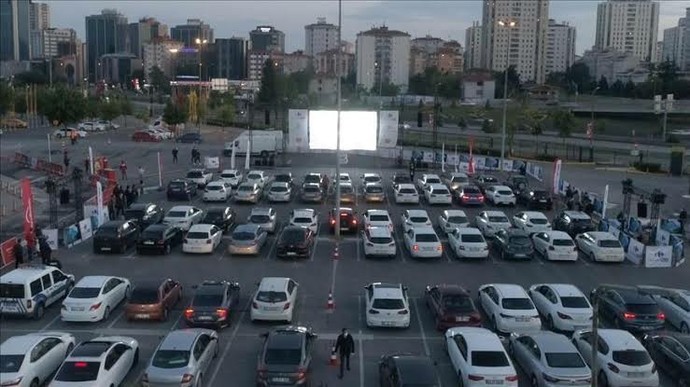 Hangisi daha eğlenceli? Açık hava sineması mı, normal sinema mı?