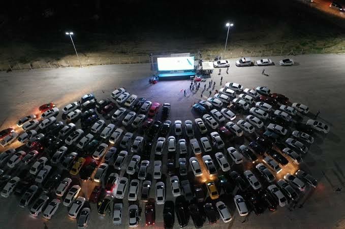 Hangisi daha eğlenceli? Açık hava sineması mı, normal sinema mı?