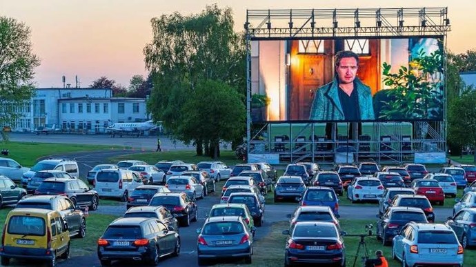 Hangisi daha eğlenceli? Açık hava sineması mı, normal sinema mı?