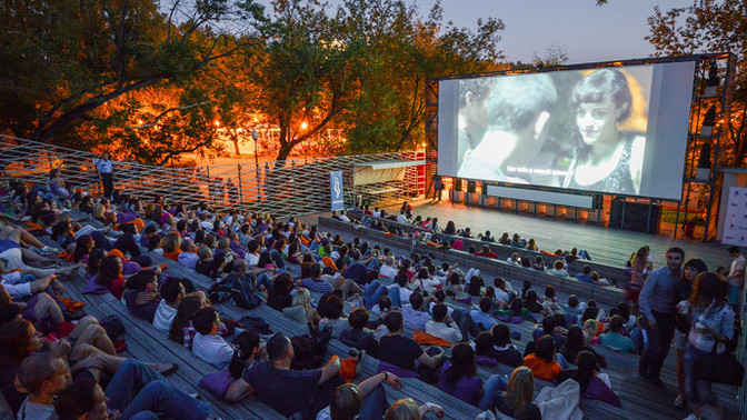 Hangisi daha eğlenceli? Açık hava sineması mı, normal sinema mı?