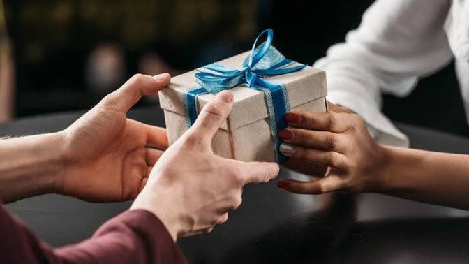 Siz alınan hediyeyi başka birisine verir misiniz?