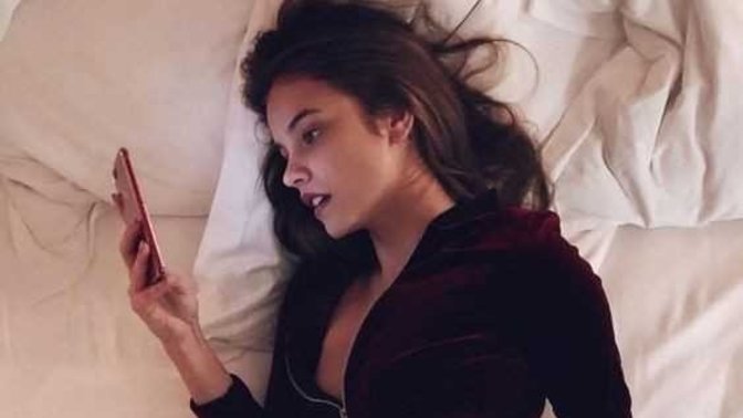 Eşiniz gece siz yatınca karşı cins arkadaşlarıyla mesajlaşabilir mi?