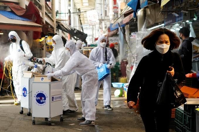 Dünya alarmda! Koronavirüs 200 ülkede şiddetli artışa geçti. Maskelere geri mi geliyor?