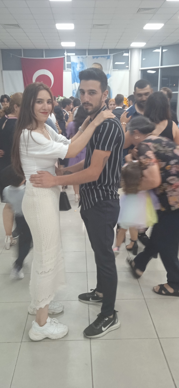 Yabancı bir düğünde dans ettik. Kuzenimle yaptığımız delilik nasıl ama 😏😅?