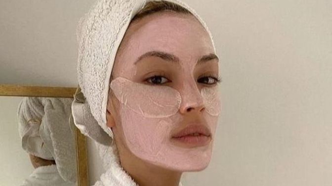 Yüzümde sivilce çıktığı için dışarı çıkmasam çok mu abartı olur?