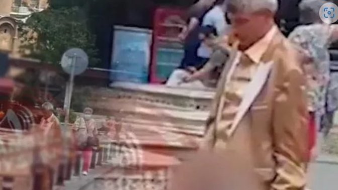 Fatih'te sokak ortasına tuvaletini yaptı! En son ne zaman Fatih'e gittiniz?
