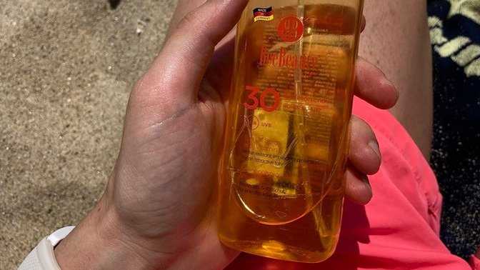 Kumsalda otururken yanınıza birisi gelip “Pardon sırtıma güneş kremi sürebilir misiniz?” dese tepkiniz ne olurdu?