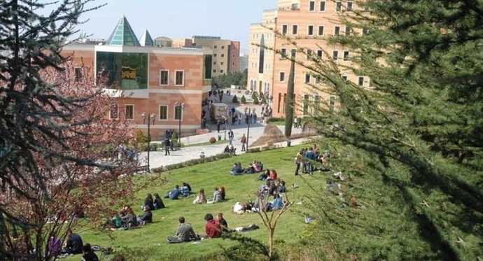 Kadın rektörden kadın personele: Kısa etek, açık yaka, yırtmaç, kot, tayt, askılı bluz giymeyinSiz ne düşünüyorsunuz?