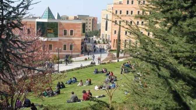 Kadın rektörden kadın personele: "Kısa etek, açık yaka, yırtmaç, kot, tayt, askılı bluz giymeyin"Siz ne düşünüyorsunuz?