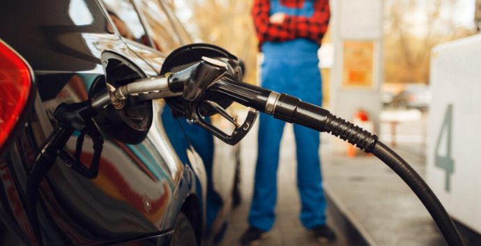 Bu gece benzine 2,13 TL, otogaza 1,71 TL indirim geliyor! Sizce kaç TLye kadar düşmeye devam eder?