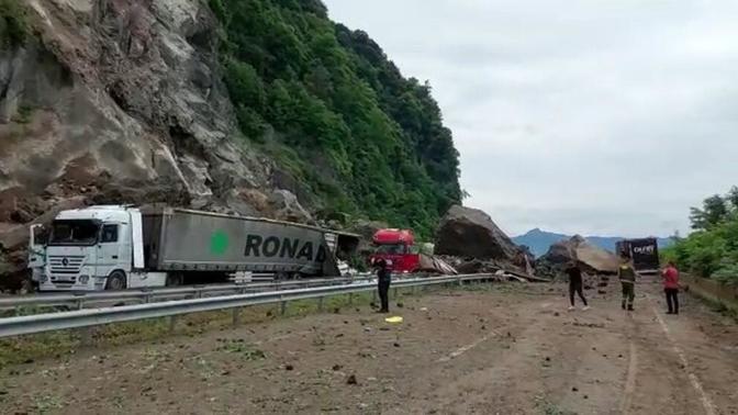 Artvin'de heyelan felaketinde bir kişi hayatını kaybetti! Doğal afetler çok fazla yaşanmaya başladı, siz de korkuyor musunuz?