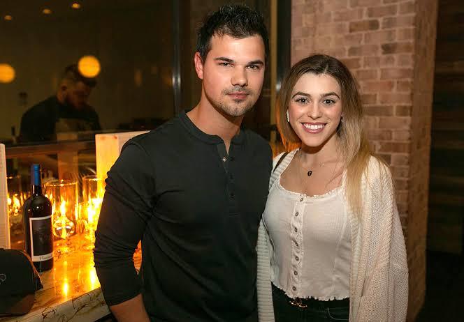 Taylor Lautnerın nişanlısından Alacakaranlık göndermeli Çocukluk aşkım paylaşımı😂 Sizin çocukluk aşkınız Edward mı, Jacob mu?