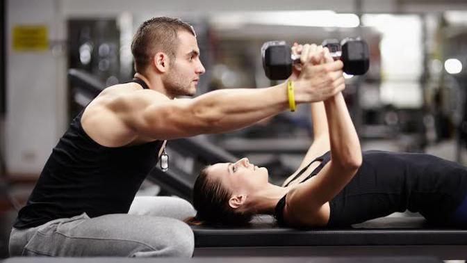 Spor salonunda fiziği ile dikkat çeken sevgilinizin spor yapmasına engel olur musunuz?