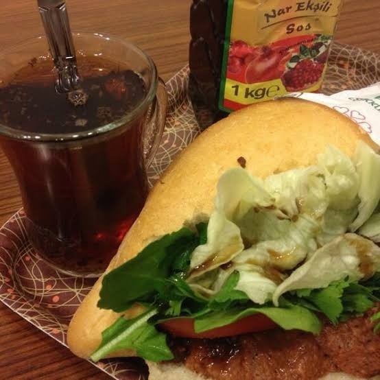 Çiğ köfteyi ekmek arası yapıp yediniz mi hiç?