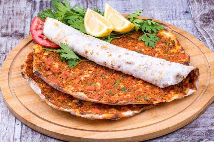 Sitede kiminle lahmacun yemek isterdiniz?