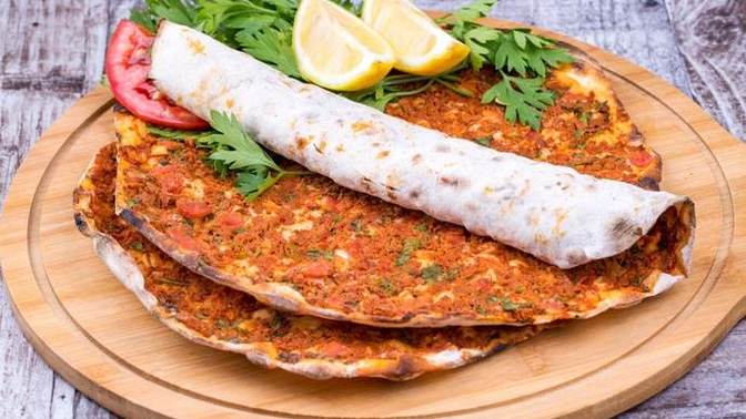 Sitede kiminle lahmacun yemek isterdiniz?