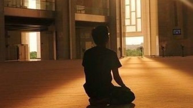 Namaz kılan bir insan alkol bulunan sofrada oturmayınca modern değil mi?