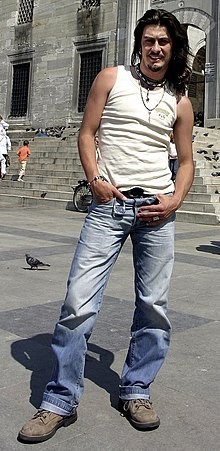 Bugün Barış Akarsunun ölüm yıl dönümü. Ünlü şarkıcıyı sever miydiniz?