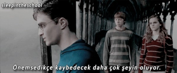 içinde fırtınalar koparken , etrafındaki insanlara bunu belli etmeme  gibi bir huyunuz vamı   ?