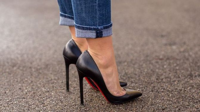 Bol kot pantolonun altına stiletto giyilir mi?