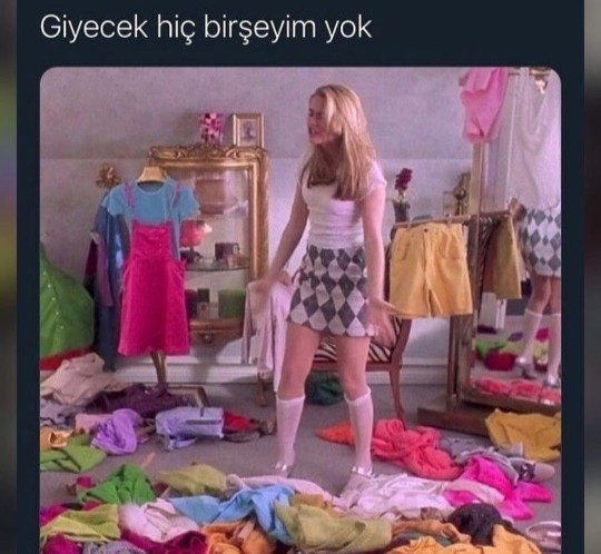 Giyecek hiçbir şeyiniz yok mu?