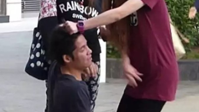 Ankara 'da laf attığı iddia edilen birisi tekme tokat dövüldü. Dayak yiyen birisini görünce araya giriyor musunuz?