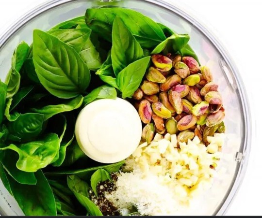 Pesto sosu sever misiniz?