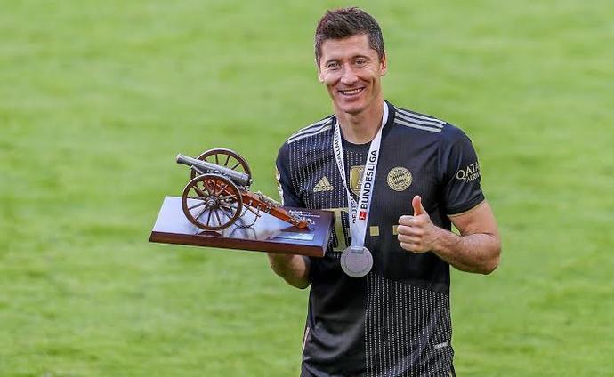 Sizce bir futbolcu için hangisini başarmak daha zordur?