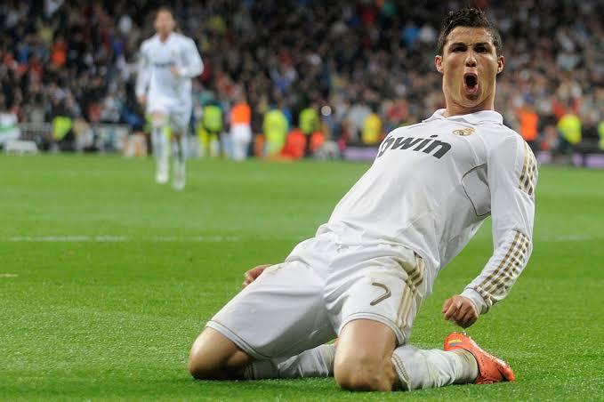 Sizce bir futbolcu için hangisini başarmak daha zordur?