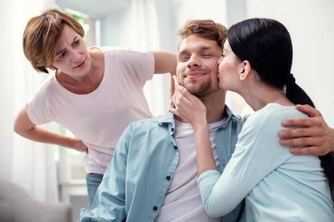 Annesinin gölgesinde büyümüş, ana kuzusu bir erkek evlenince değişir mi?