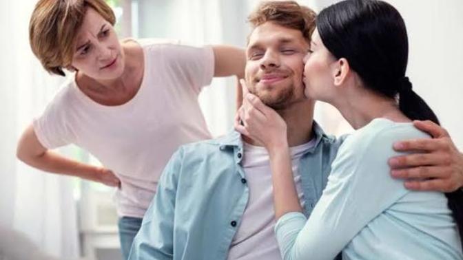 Annesinin gölgesinde büyümüş, ana kuzusu bir erkek evlenince değişir mi?