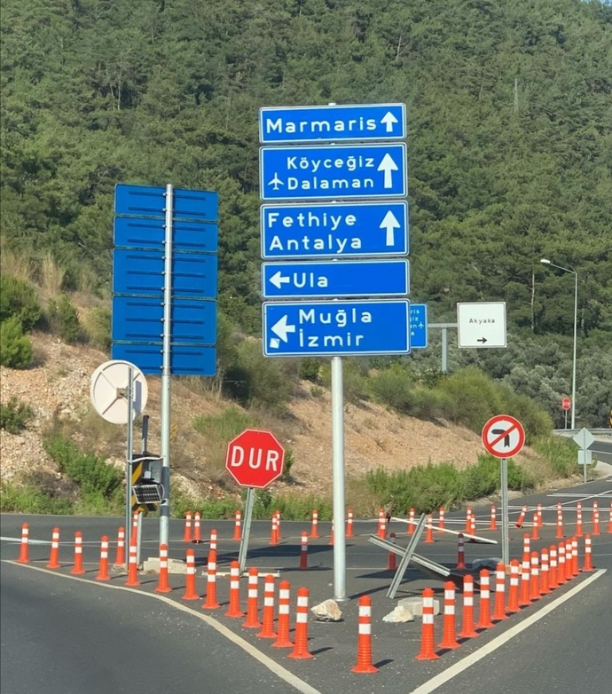 Muğladan fethiye dönüşü tabelalar çok dikkat çekici, her biri yurdumun cennet köşesi...