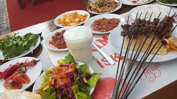 Bu masaya 50 TL hesap ödedim. Sizce işletme sahibinin matematiği mi zayıf, yoksa at eti mi yedim 😂?