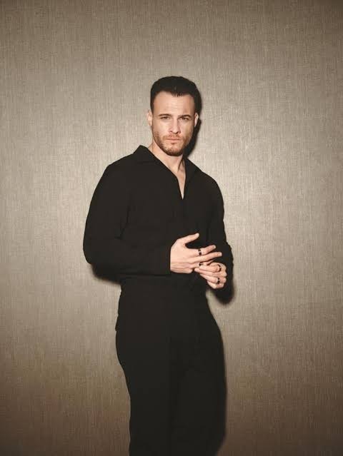 Kerem Bursin yakışıklı mı?