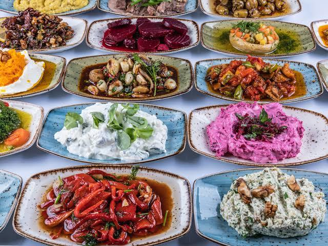 Mezeleri ana yemekten daha çok seven kaç kişiyiz?