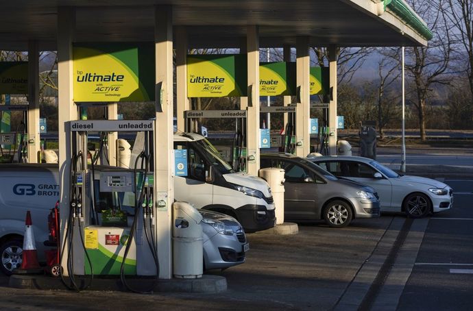 Motorinin litre fiyatına 2 lira 10 kuruş indirim bekleniyor! Eski fiyatlara döner miyiz?