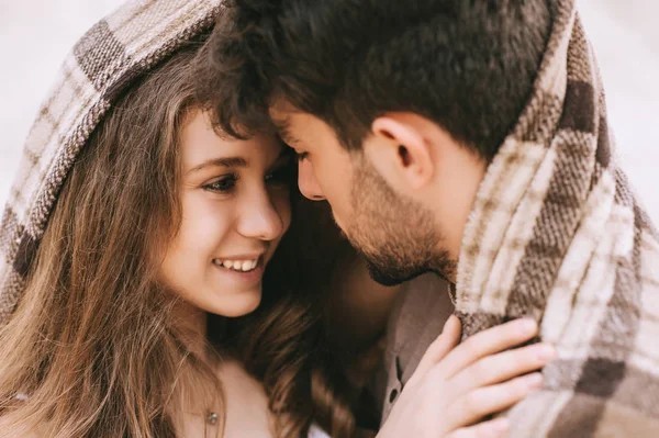 Aşkın tutkulu başlayıp yabancı gibi süreni mi, mesafeli başlayıp tutkuyla daim olanı mı makbul?