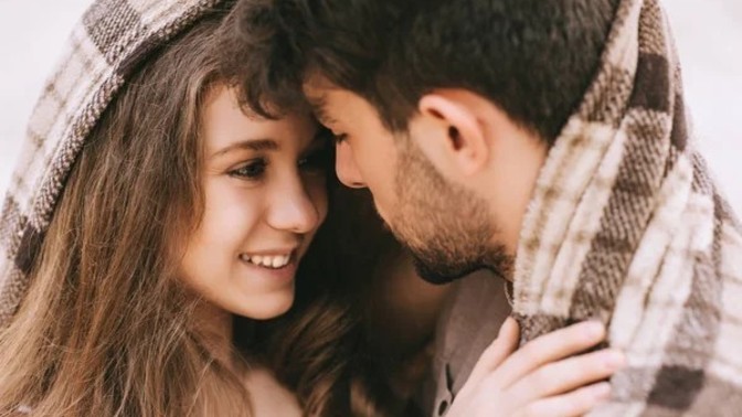 Aşkın tutkulu başlayıp yabancı gibi süreni mi, mesafeli başlayıp tutkuyla daim olanı mı makbul?