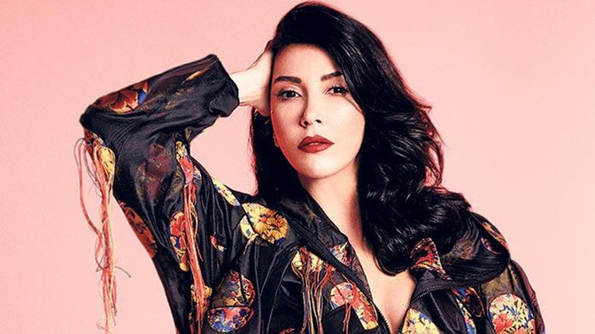 Hande Yener'in "Aşk Kadın Ruhundan Anlamıyor" albümü 18 yıl önce bugün çıkmış. Sizin bu albümden favori şarkınız hangisi?