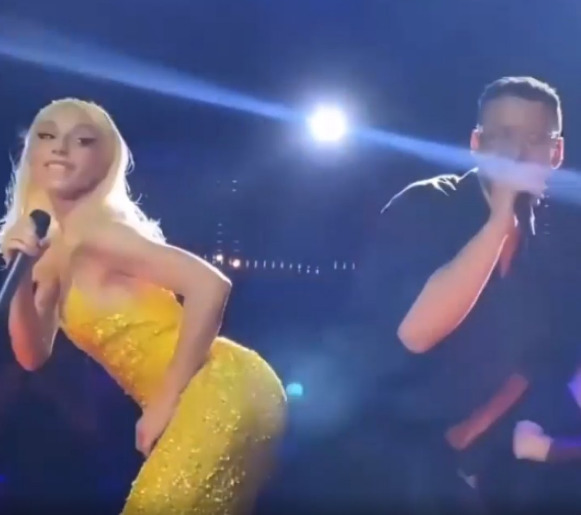 Konserde Edisle kalça dansı yapan ve erkek arkadaşının kucağına çıkan Gülşen yine çok konuşuldu. Artık abartıyor mu?
