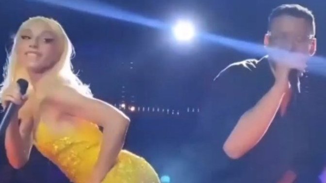 Konserde Edis'le kalça dansı yapan ve erkek arkadaşının kucağına çıkan Gülşen yine çok konuşuldu. Artık abartıyor mu?